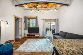 Modern Lakeside Resort with Pontoon & SUP Rentals